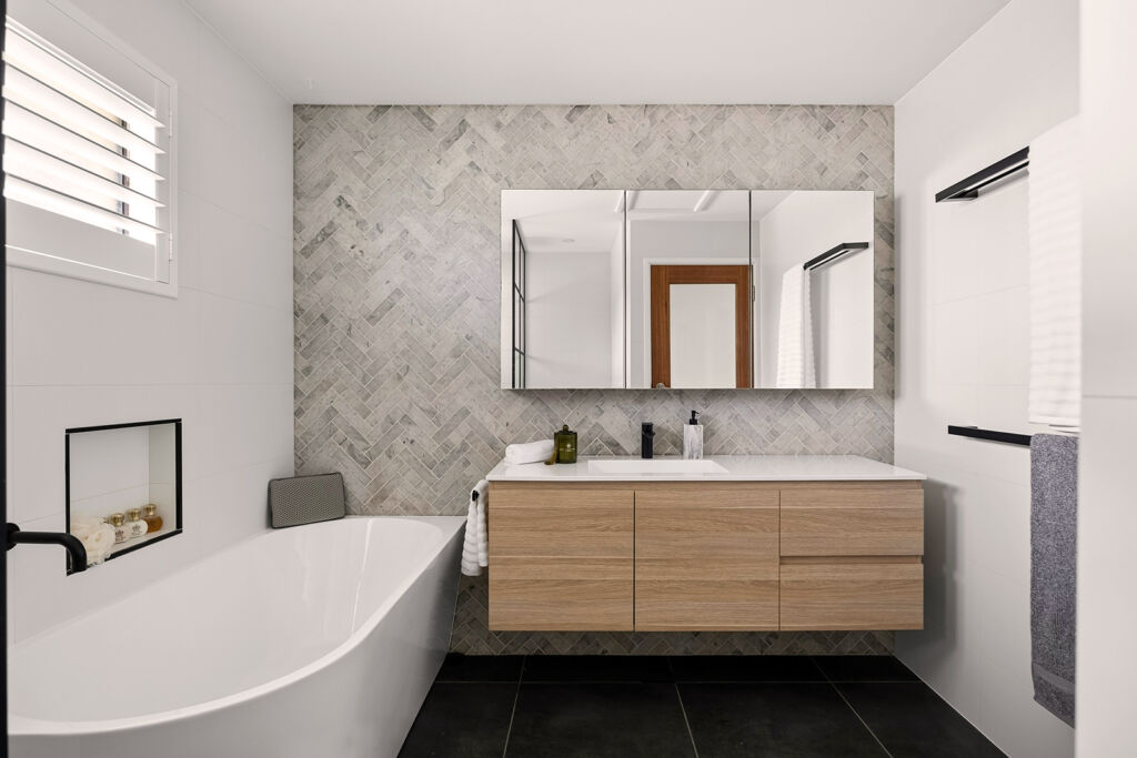 Salle de bain différence avec salle d'eau - Habitoria rénovation intérieure Alpes Maritimes